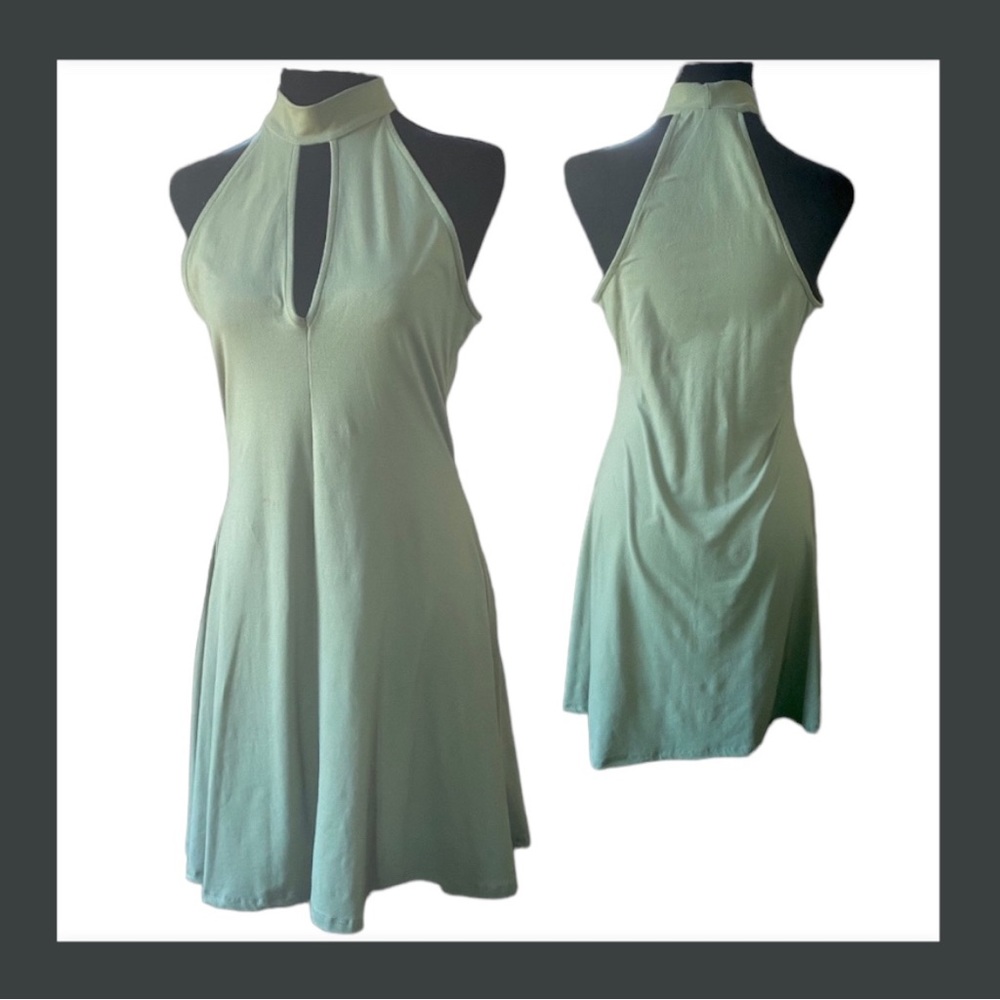 ▪️FREE W/ BUNDLE▪️Stretchy halter neck mini dress. Keyhole cut detail.  L